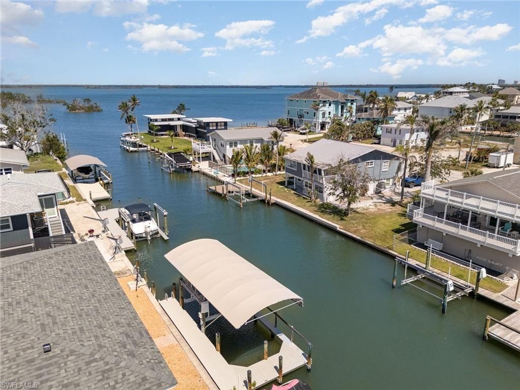 240 Driftwood LN, Fort Myers Beach, FL 33931