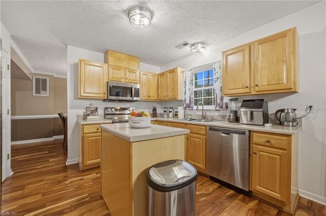 16 Gallaer CT, Hampton, VA 23666