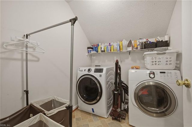 16 Gallaer CT, Hampton, VA 23666