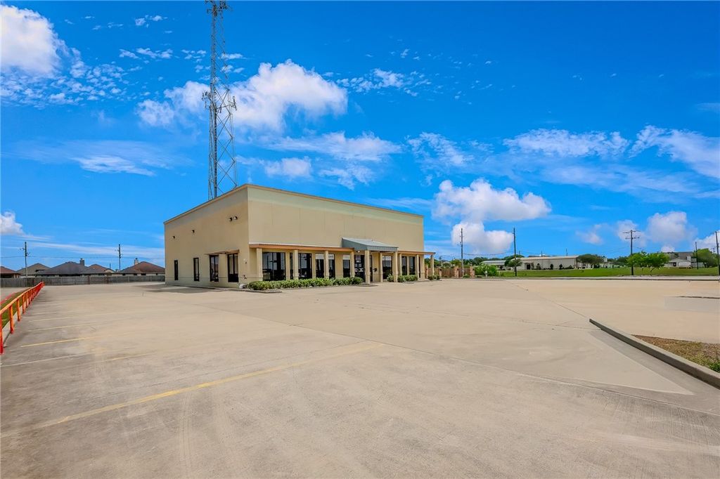 2818 Rodd Field, Corpus Christi, TX 78414 — photo 2