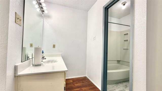 11889 Bobwhite Drive 834, Houston, TX 77035