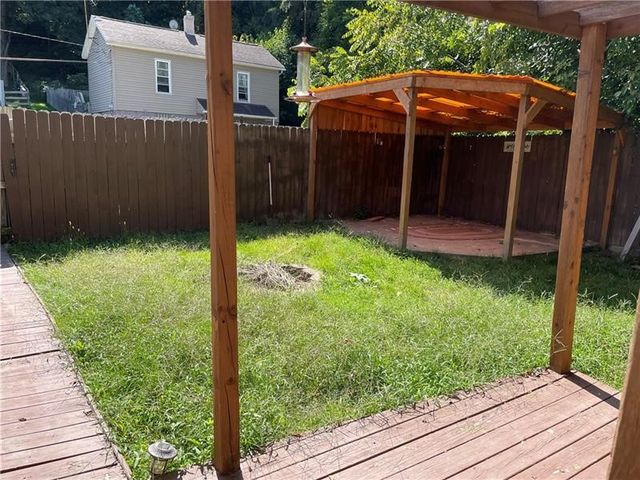 9 Gratz St, Hempfield Twp, PA 15675