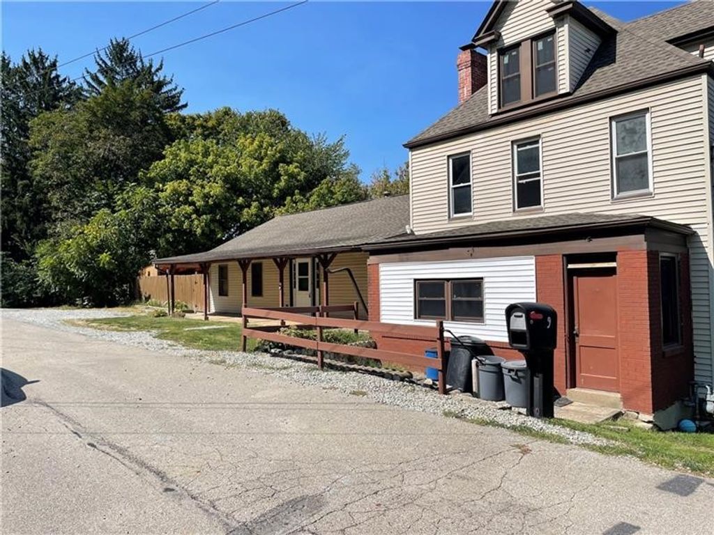 9 Gratz St, Hempfield Twp, PA 15675