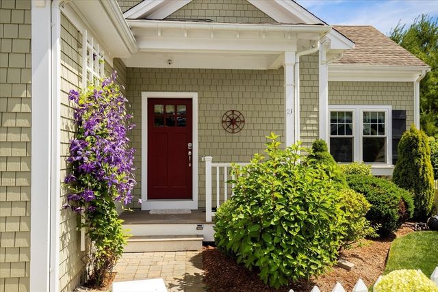 21 Saltwater Cir, Mashpee, MA 02649