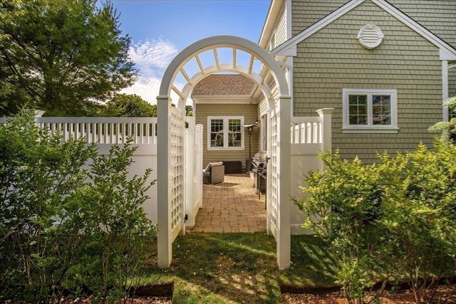 21 Saltwater Cir, Mashpee, MA 02649