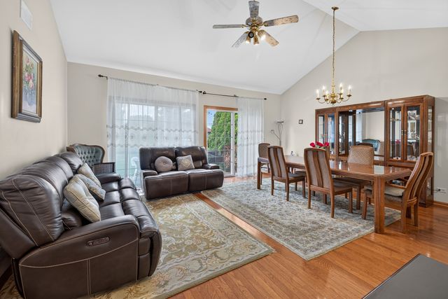 3932 Balmoral Court, Rolling Meadows, IL 60008