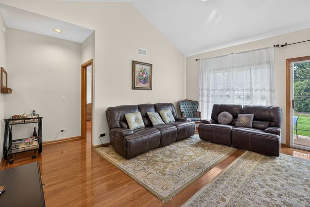 3932 Balmoral Court, Rolling Meadows, IL 60008