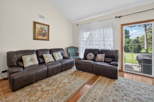 3932 Balmoral Court, Rolling Meadows, IL 60008
