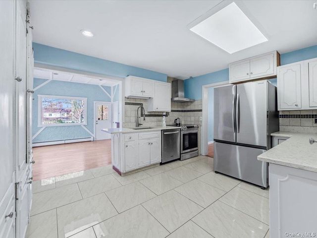 75 Hicks Lane, Great Neck, NY 11024