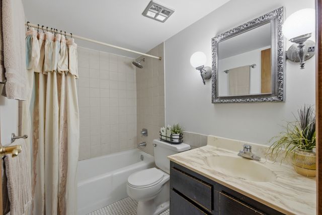 1130 E Randville Drive 1B, Palatine, IL 60074