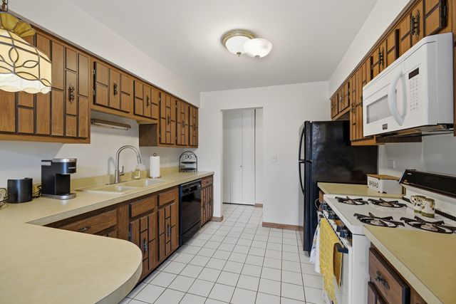 1130 E Randville Drive 1B, Palatine, IL 60074