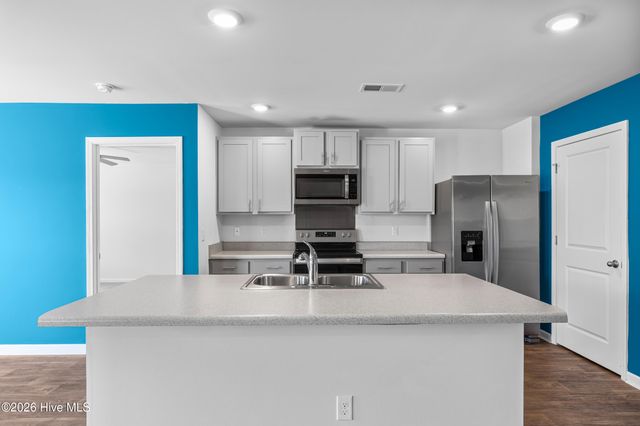 562 Draymore Drive NE, Leland, NC 28451