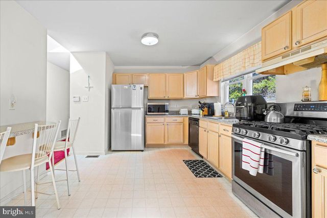 8 MEADOWS EDGE DR, Cape May Court House, NJ 08210