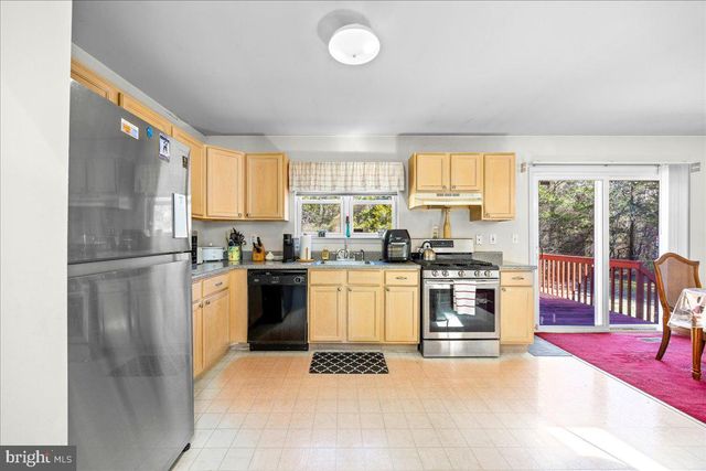 8 MEADOWS EDGE DR, Cape May Court House, NJ 08210