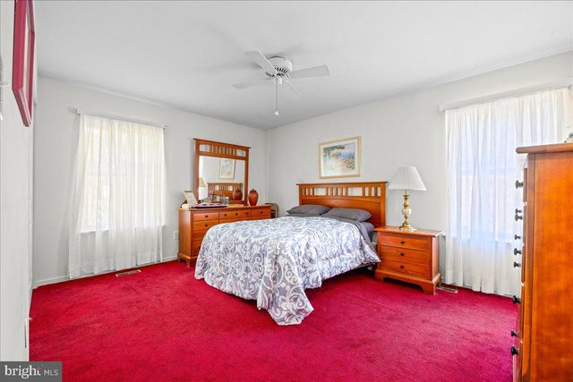 8 MEADOWS EDGE DR, Cape May Court House, NJ 08210