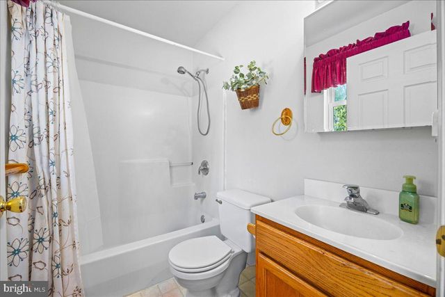 8 MEADOWS EDGE DR, Cape May Court House, NJ 08210