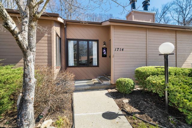 1714 Earthstone Drive 28, Valparaiso, IN 46383