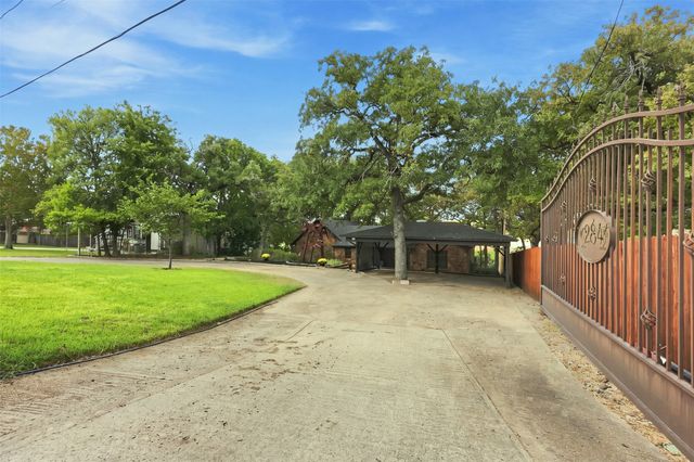 284 Shoreline Drive N, Azle, TX 76020