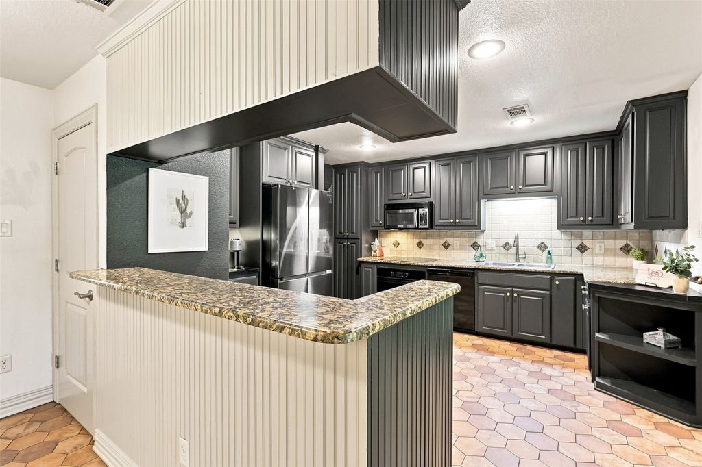 284 Shoreline Drive N, Azle, TX 76020 — photo 3