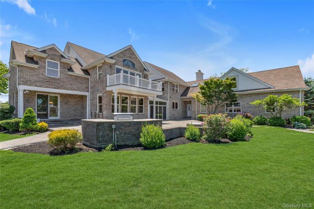 38 The Helm, East Islip, NY 11730