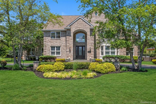 38 The Helm, East Islip, NY 11730