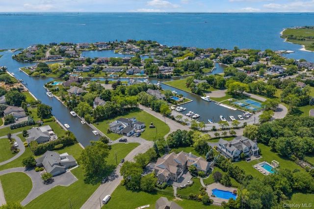 38 The Helm, East Islip, NY 11730