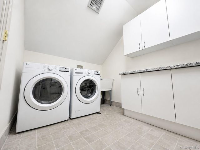 38 The Helm, East Islip, NY 11730