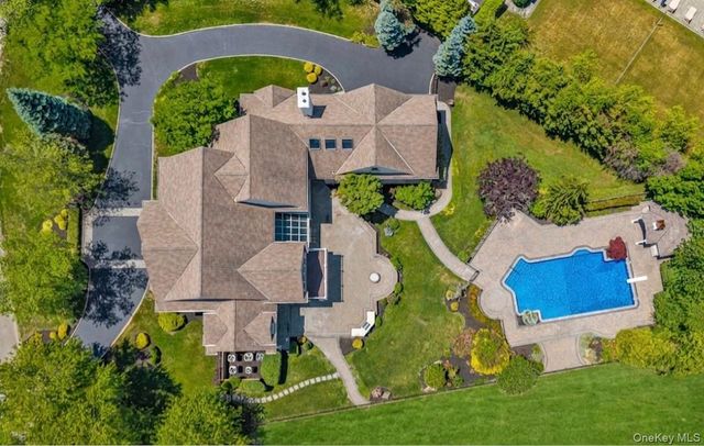 38 The Helm, East Islip, NY 11730