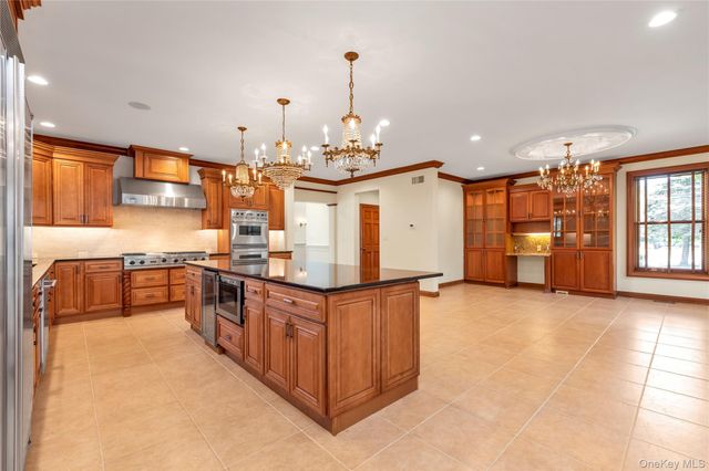 38 The Helm, East Islip, NY 11730