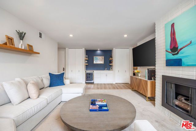 809 S Bundy Drive 205, Los Angeles, CA 90049