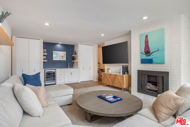 809 S Bundy Drive 205, Los Angeles, CA 90049