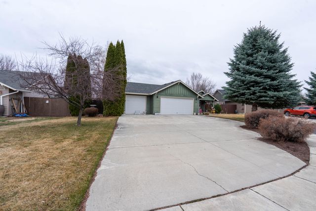 2120 NW 21st Court, Redmond, OR 97756
