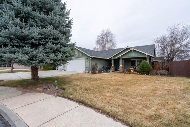 2120 NW 21st Court, Redmond, OR 97756