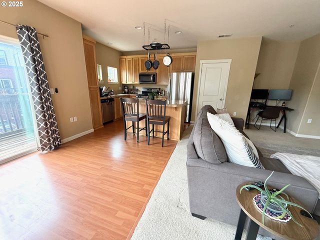 22832 Sw FOREST CREEK Dr 203, Sherwood, OR 97140
