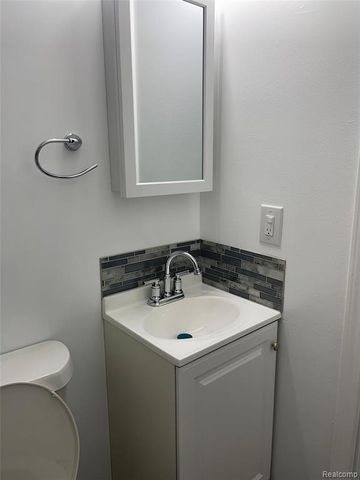 80 W Mansfield Avenue, Pontiac, MI 48340