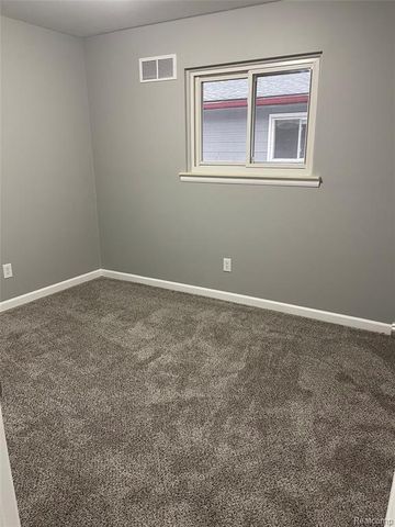 80 W Mansfield Avenue, Pontiac, MI 48340