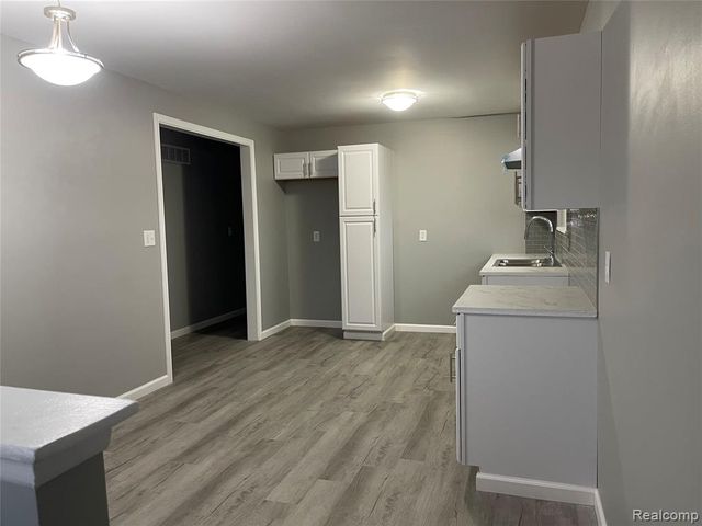 80 W Mansfield Avenue, Pontiac, MI 48340