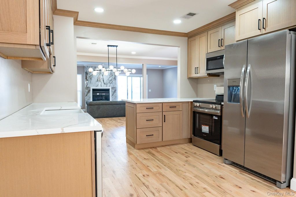 105 Glen Way, Syosset, NY 11791 — photo 4
