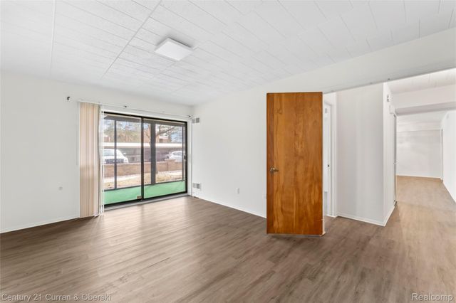 18220 University Park Drive 28, Livonia, MI 48152