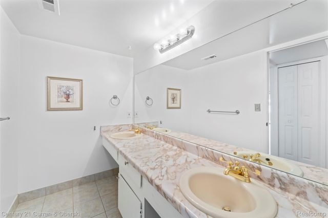 18220 University Park Drive 28, Livonia, MI 48152