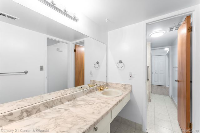 18220 University Park Drive 28, Livonia, MI 48152