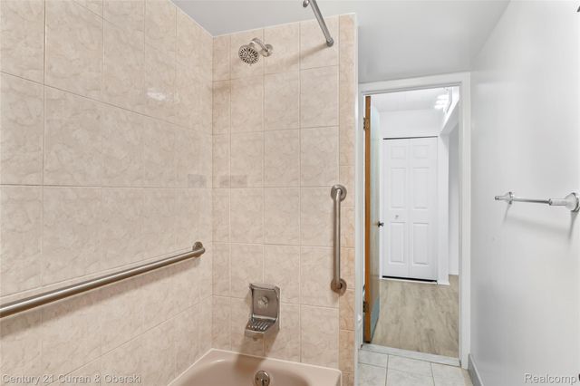 18220 University Park Drive 28, Livonia, MI 48152