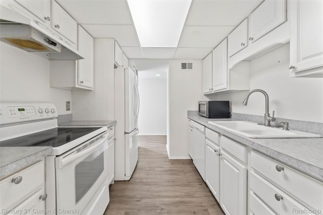 18220 University Park Drive 28, Livonia, MI 48152