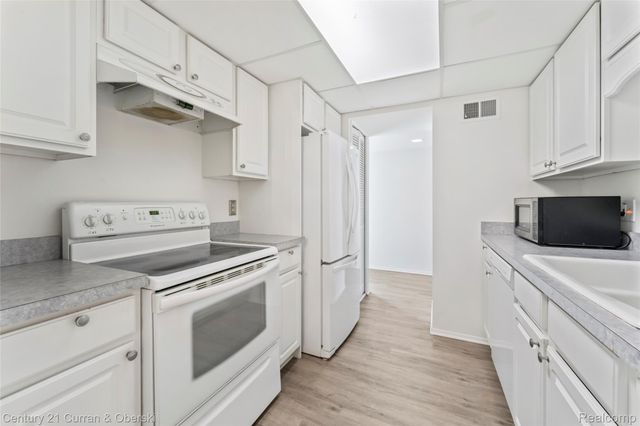 18220 University Park Drive 28, Livonia, MI 48152