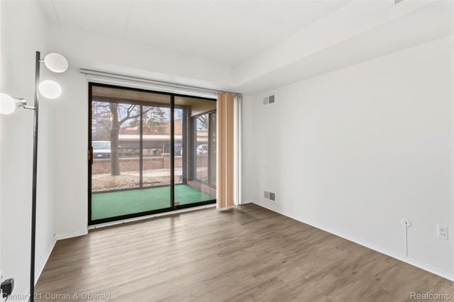 18220 University Park Drive 28, Livonia, MI 48152