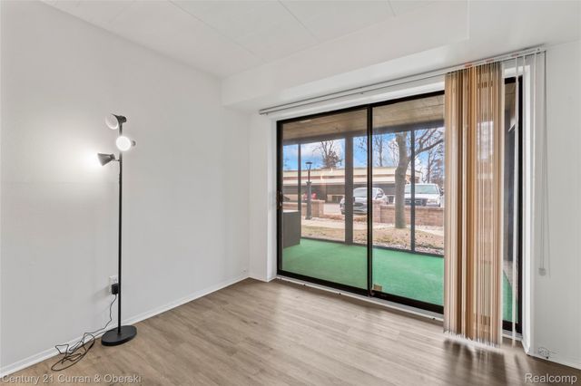 18220 University Park Drive 28, Livonia, MI 48152