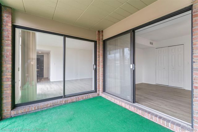 18220 University Park Drive 28, Livonia, MI 48152