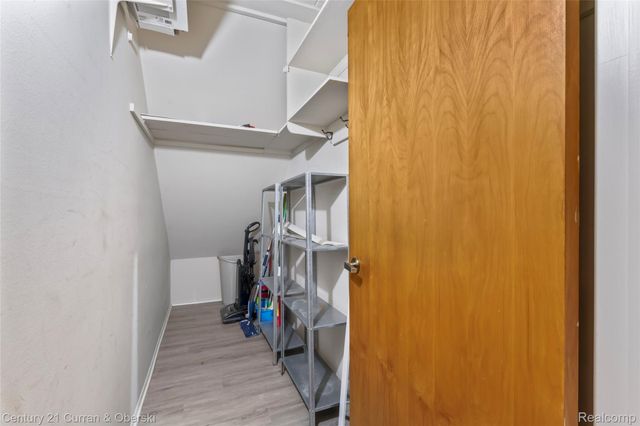 18220 University Park Drive 28, Livonia, MI 48152