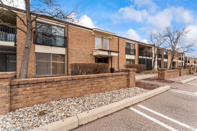 18220 University Park Drive 28, Livonia, MI 48152