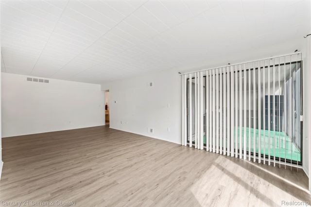 18220 University Park Drive 28, Livonia, MI 48152